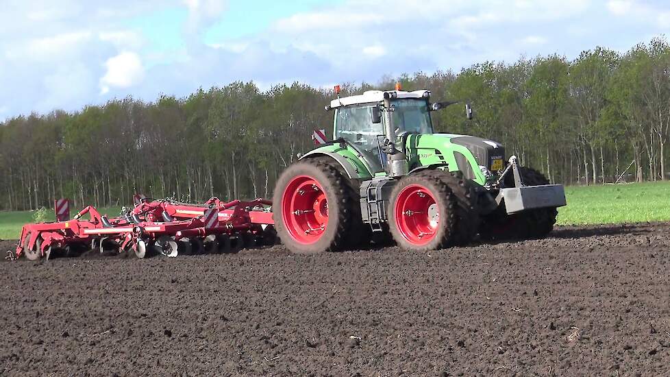 FENDT 939 VARIO MET EEN HORSCH TIGER 5 MT STOPPELCULTIVATOR