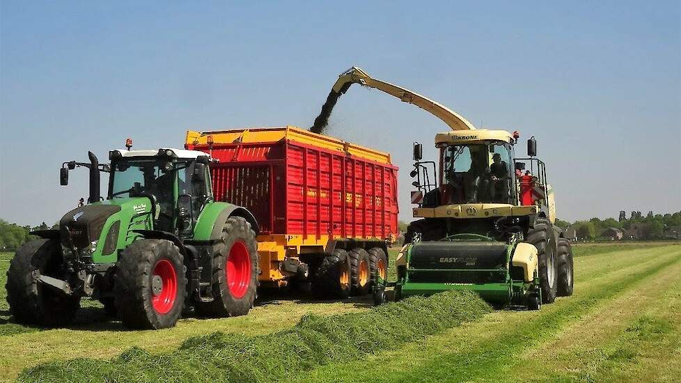 Gebr. vd Brand Lithoijen met hun nieuwe KRONE BiG X 580 in het eerste gras Trekkerweb