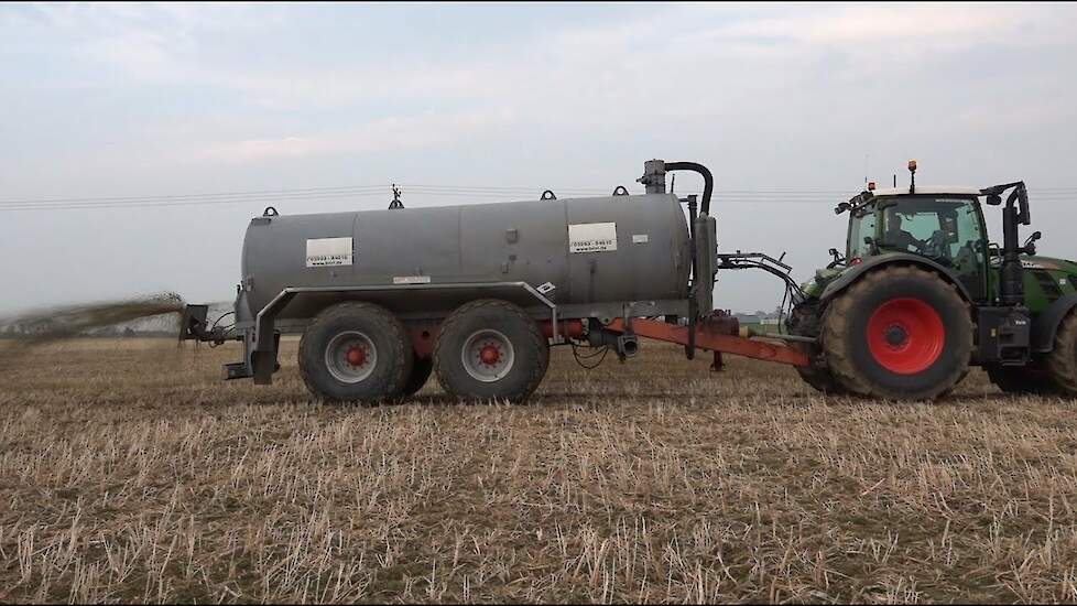 Maïsland boven gronds bemesten met Fendt 724 en Briri Pure Sound Trekkerweb