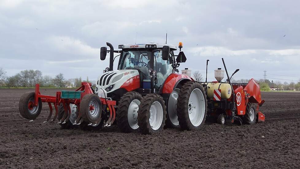 Steyr 4145 CVT Profi Ecotech met getrokken Miedema CP 42 Trekkerweb