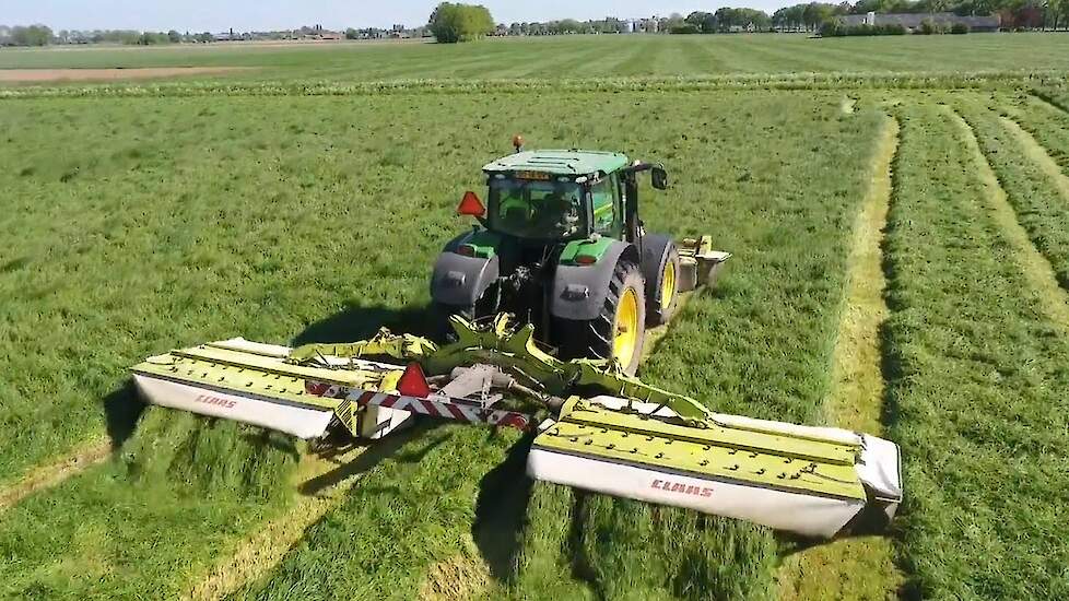 John Deere 6210R en Claas triple maaicombinatie Trekkerweb