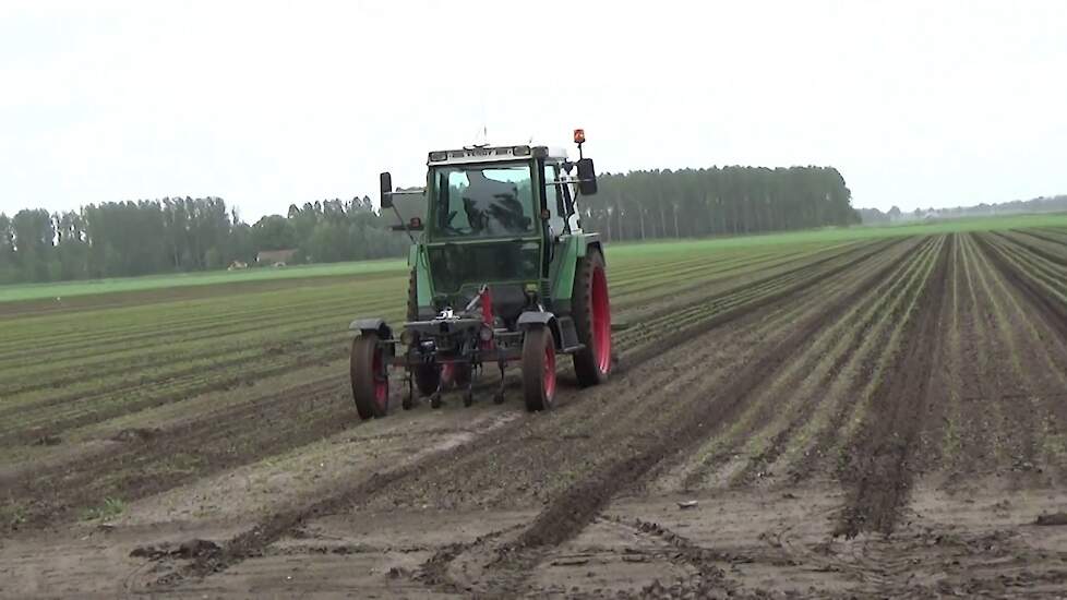 FENDT WERKTUIGDRAGER MET EEN SCHOFFELMACHINE