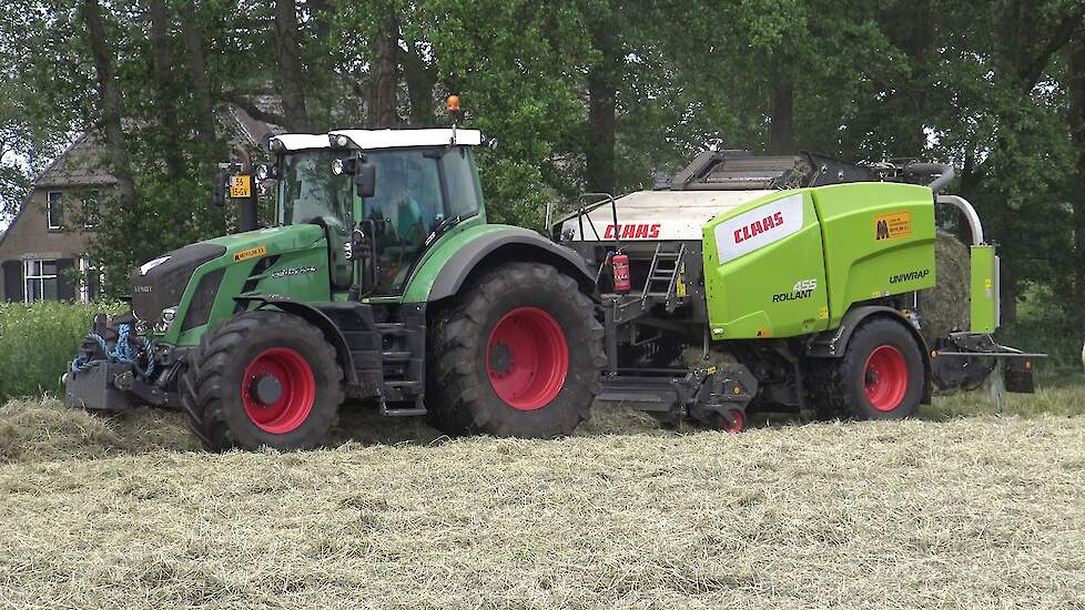 RONDE BALEN PERSEN EN WIKKELEN MET EEN FENDT 824 VARIO CLAAS ROLLANT 455 UNIWRAP
