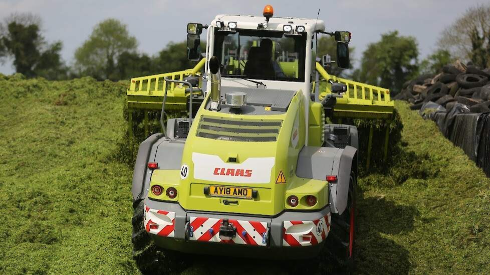 CLAAS,New Holland en JCB op de grasbult  Grass & Muck in Ierland Trekkerweb