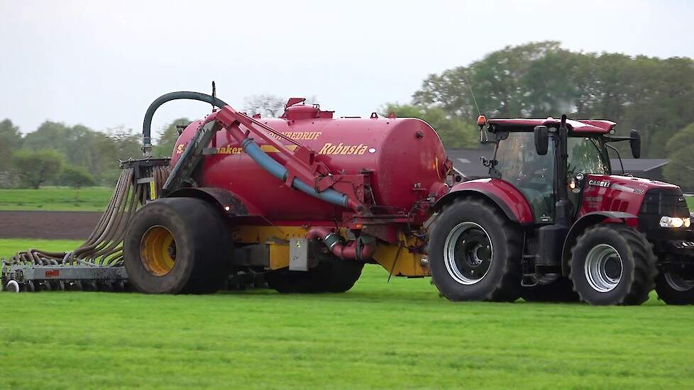 Grasland bemesten met Case-IH Puma 165 en Schuitemaker Robusta  Trekkerweb