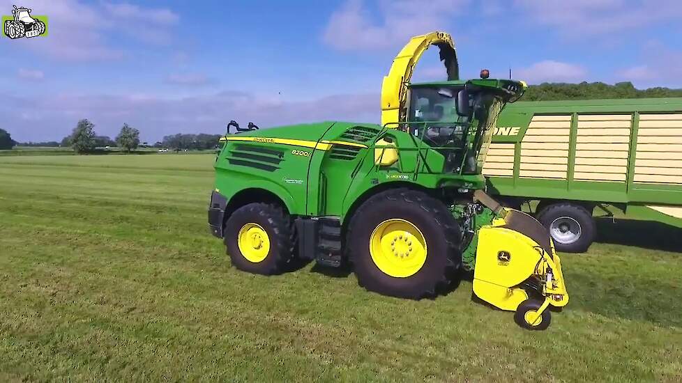 John Deere 8200 aan het grashakselen