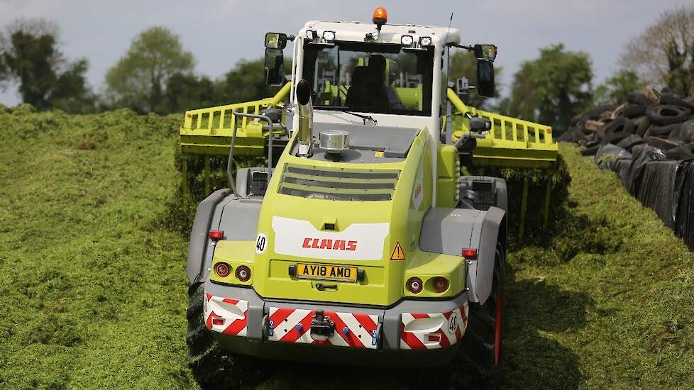CLAAS,New Holland en JCB op de grasbult  Grass & Muck in Ierland Trekkerweb