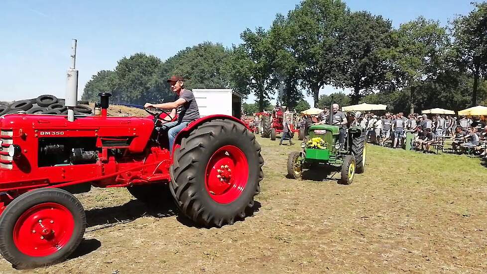 Wegrijden T.O.T.-rit (Tour Open Tractor) in het Brabantse Boekel Trekkerweb