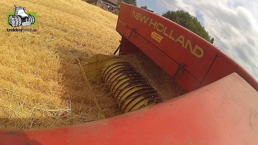 Nog even wat stro strak in het pak Ford 4600 New Holland 276