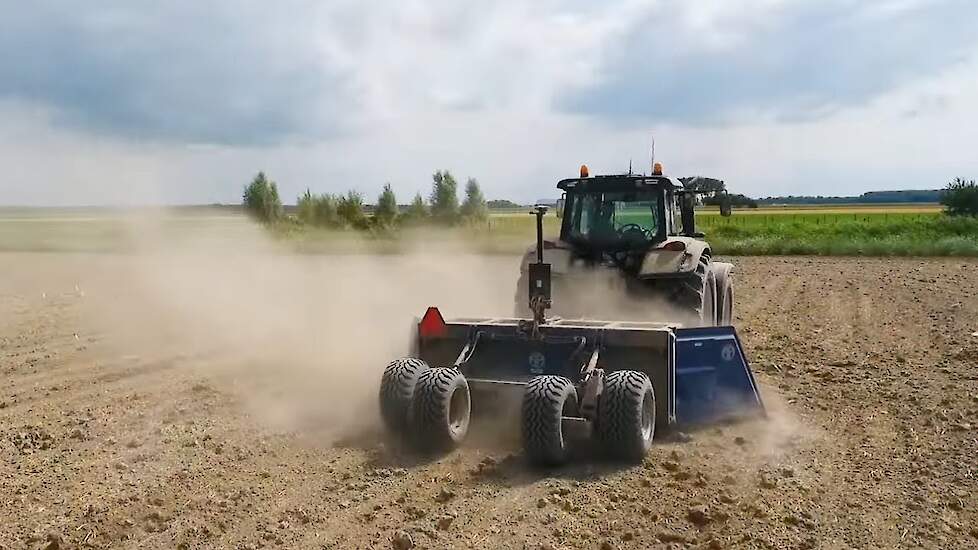 Valtra met kilverbak van AP Machinebouw John Deere 6250R met Lemken