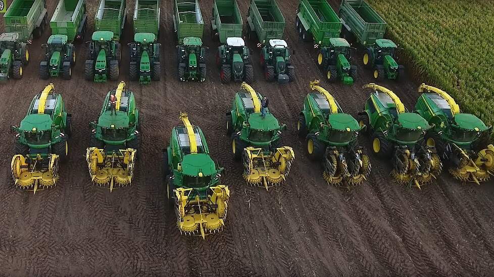 Harvest Big Time John Deere 9900I 970 pk en zes keer John Deere 8000 serie