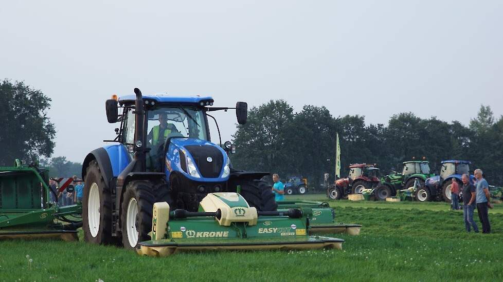 Prachtige Krone zomeravond in Bathmen voederwinnings demo