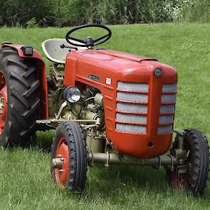 De Zetor 2011 smalspoor is tamelijk zeldzaam.