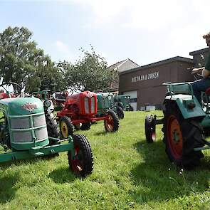 Rietman moet behoedzaam manoeuvreren op het talud van de dijk langs het Zwarte Water. 'Voor je het weet lig je er in'.