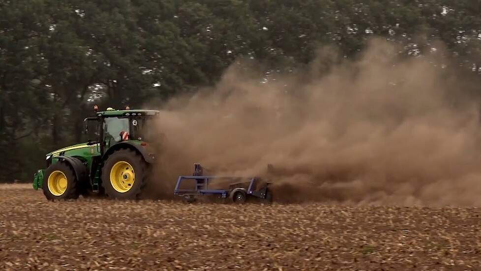 John Deere 8320R en Albatross High Speed Maisstoppel te lijf
