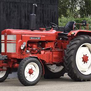 De Universal 600 uit 1963 van de Roemeense tractorenfabriek UTB was technische en uiterlijk grotendeels identiek aan de Belarus 600. Latere UTB's waren in licensie gebouwde Fiats.