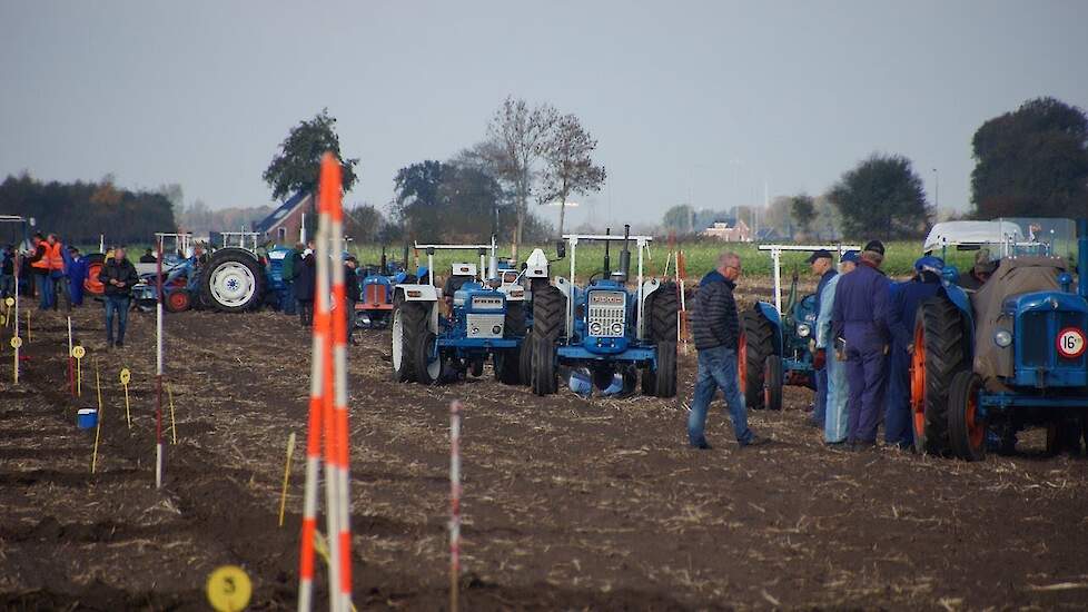 Ploegwedstrijd met alleen Ford en Fordson trekkers