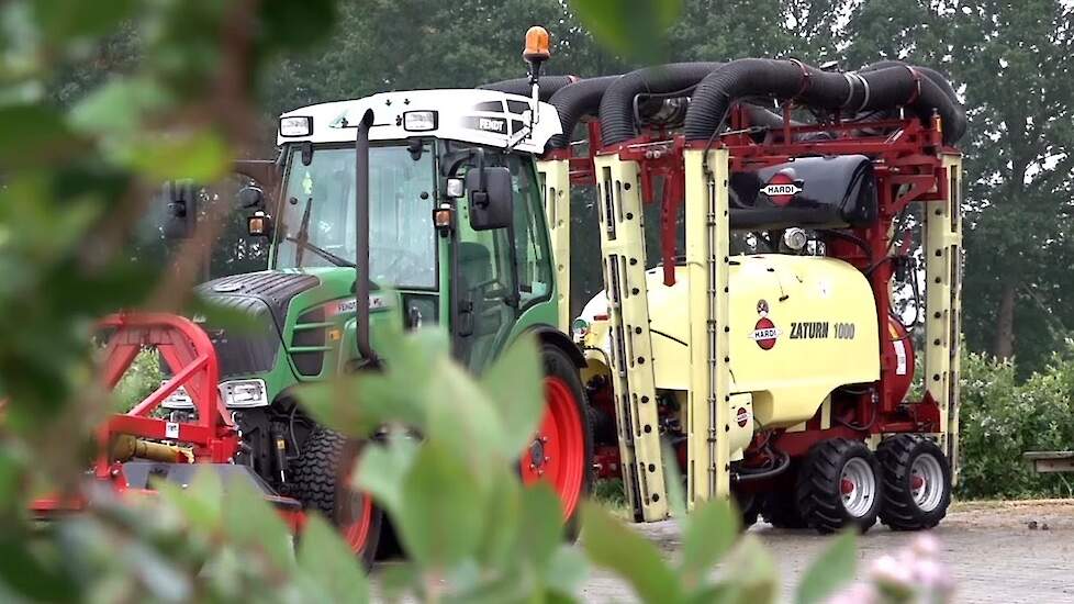 Hardi veldspuiten bij MTS Bussemaker in Geesbrug  Blauwe Bes Drenthe