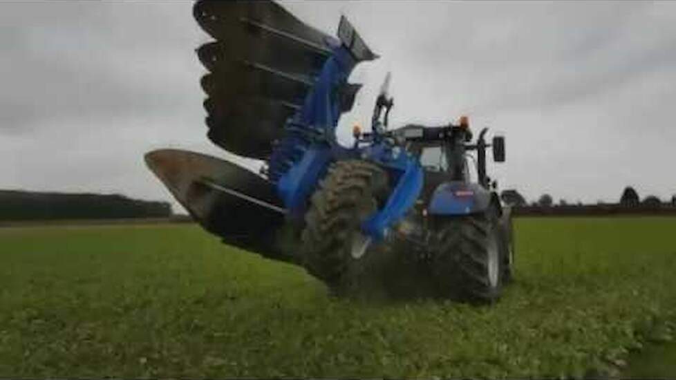 Ploegen met nieuwe 6 schaar on-land van New Holland