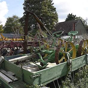 Behalve trekkers verzamelt Piet Vos ook oude landbouwwerktuigen en platte wagens.