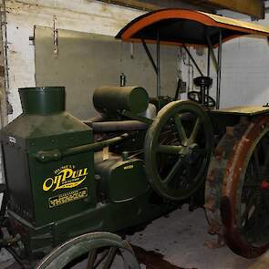 De Rumely Oil Pull op ijzeren wielen is een van de museumstukken uit de collectie van zeventig oldtimers.