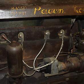 De viercilinder benzinemotor van de Massey Harris levert 36 pk.