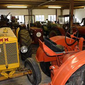 Een andere schuur, andere trekkers. De rode trekker op de voorgrond is een McCormick WD9 Super, de felgele neus is van een Caterpillar D2.