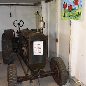 De Massey Harris Pacemaker uit 1937 is een Canadese trekker, vandaar het schilderijtje met de klaprozen, het symbool van Canada.