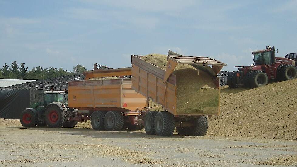 94 Kuub ma&iuml;s in &eacute;&eacute;n keer vervoeren met Jan Veenhuis kippercombinatie Trekkerweb