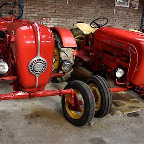 De trekker links is een Allgaier A111, de trekker daarnaast is Junior 109.