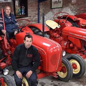 Vader Dirk en zoon Wim van Vliet op de Standard T. Dat was destijds de eerste trekker op de ouderlijke boerderij van vader Van Vliet.
