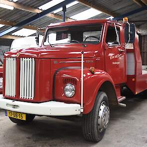 Wim van Vliet kocht twee jaar geleden deze Scania oprijwagen om mee naar Panningen en andere oldtimerevenementen te rijden.