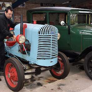 Wim van Vliet kocht twee jaar geleden deze Scania oprijwagen om mee naar Panningen en andere oldtimerevenementen te rijden.