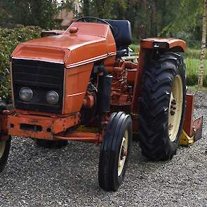 Toen Porsche stopte met trekkers werd de service en onderdelenvoorziening overgenomen door Renault en ook de meeste de dealers gingen over opdat Franse merk. Zo kwam er ook op de boerderij van vader Dirk van Vliet een Renault. Dat was deze Renault 53.