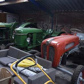 Toen Porsche stopte met trekkers werd de service en onderdelenvoorziening overgenomen door Renault en ook de meeste de dealers gingen over opdat Franse merk. Zo kwam er ook op de boerderij van vader Dirk van Vliet een Renault. Dat was deze Renault 53.