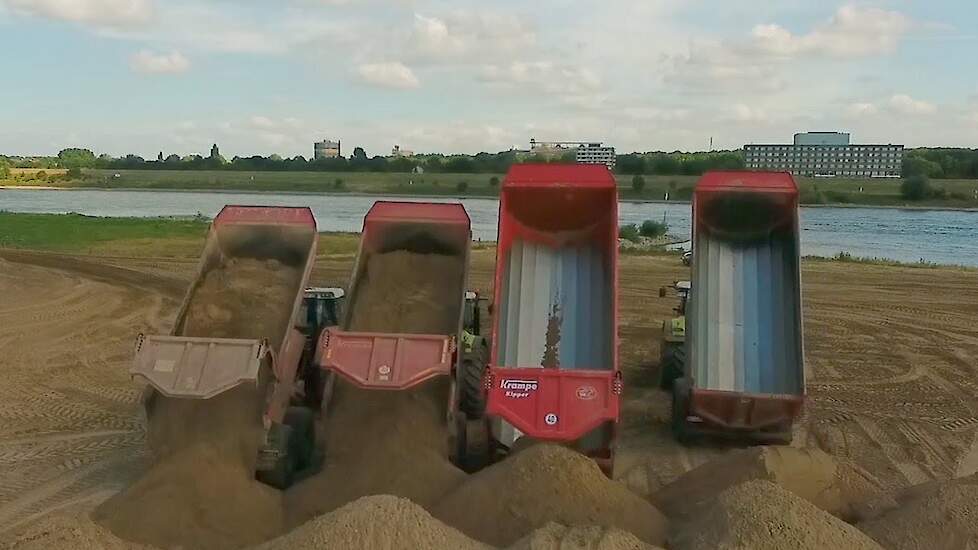 Zand dumperen aan de Rijn met loonbedrijf Terhuf Trekkerweb