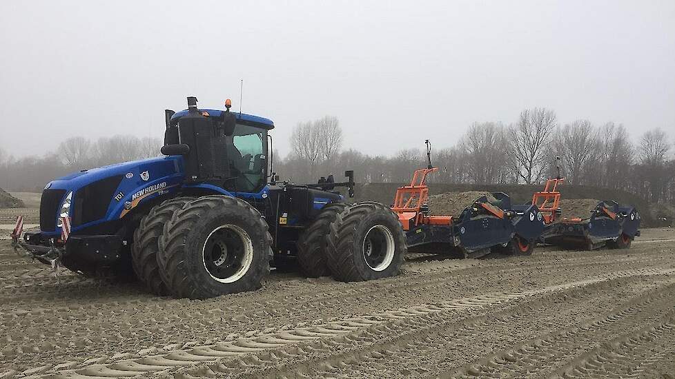 New-Holland T9.700: 700 pk met twee APS 15 scraperbakken