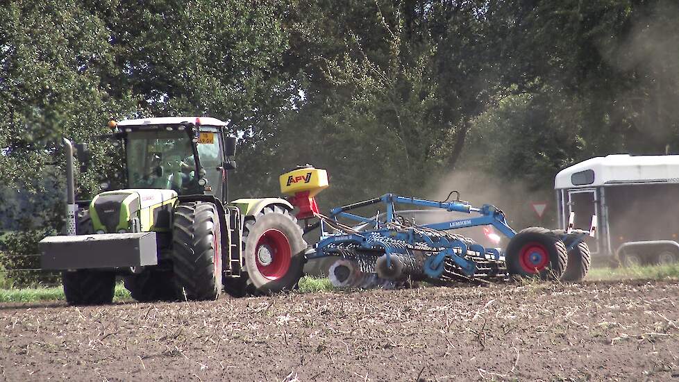 CLAAS XERION MET EEN LEMKEN SCHIJFENEG