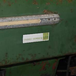De sticker van de leverancier van de groene Feldmeister heeft de tand des tijds doorstaan.