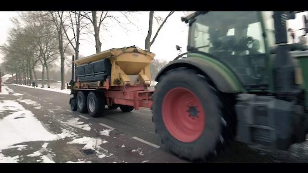Firma Roothans Borkel en Schaft aan het zoutstrooien n opdracht van de gemeente Valkenswaard