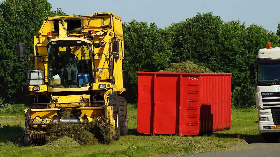 Grasdrogerij Ruinerwold met New Holland FX 50 bunkerhakselaar Trekkerweb