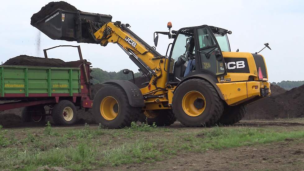 compost strooien met een neuw holland  T 7 .220 JCB