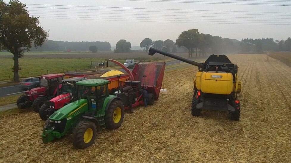 Corn harvest New Holland CX8050 loonbedrijf Gerrits Zwinderen korrelmaïs CCM Trekkerweb