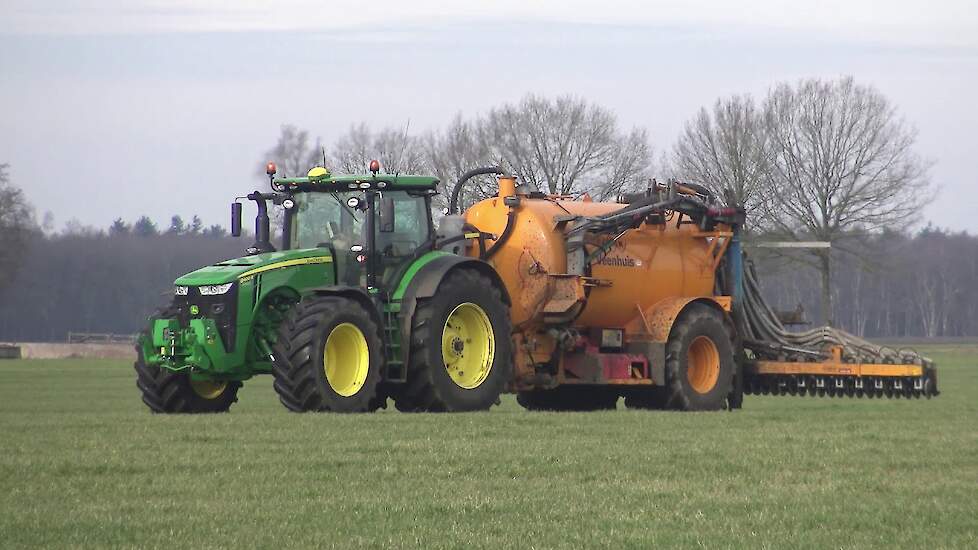 MESTSEIZOEN 2019 JOHN DEERE 8400 MET EEN VEENHUIS ZODE BEMESTER