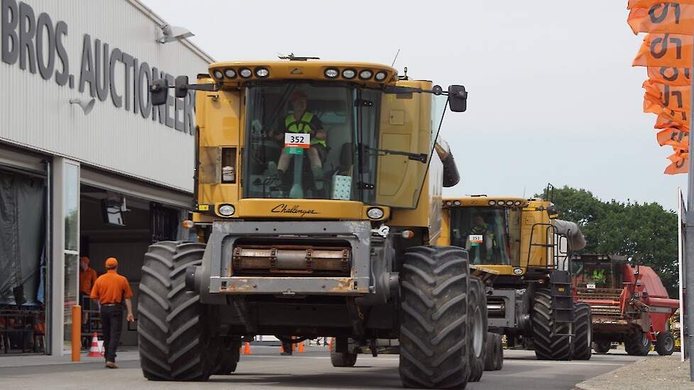 Trekkers en machines rap over de toonbank bij Ritchie Bros Meppen (Dld) Trekkerweb