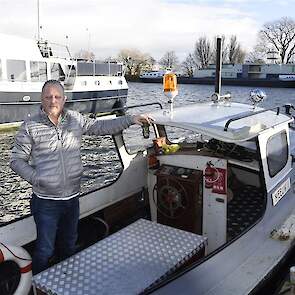 Ofschoon hij in de loop der jaren steeds meer met trekkers heeft gekregen is Jan Verhoeven toch op de eerste plaats een 'botenman'. Hij heeft er twee, een tot woonboot verbouwd vrachtschip waar hij zelf in woont en dit sleepbootje.