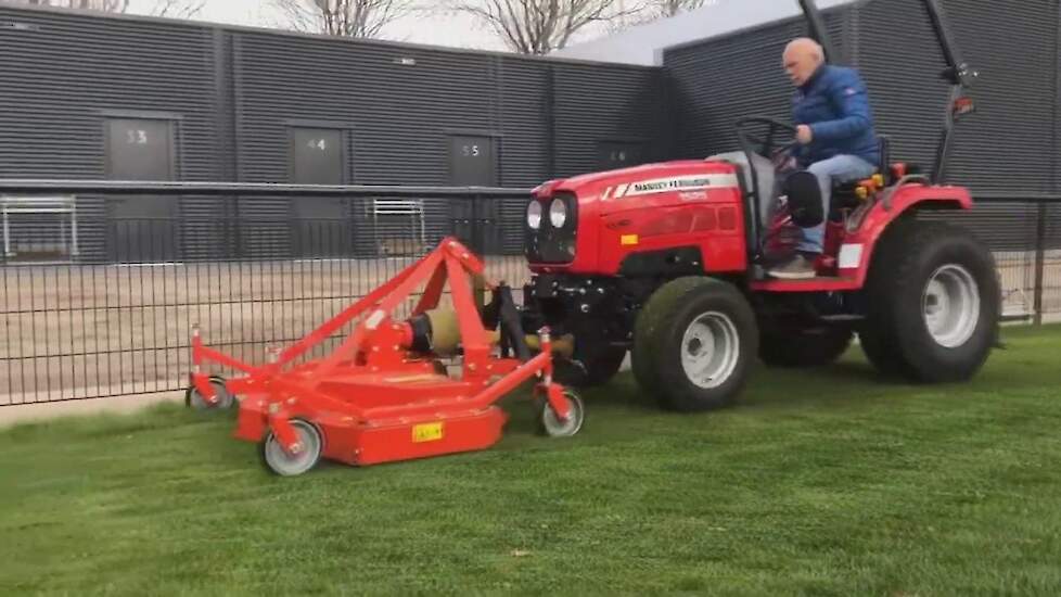 Massey Ferguson 1525 voor stichting sportvelden de Leegens in Grootegast.