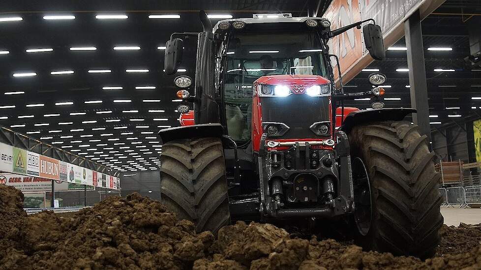 Massey Ferguson Dyna VT 6718 S  Kleibaan rotorkopeggen Truck  Tractorpulling Indoor Assen