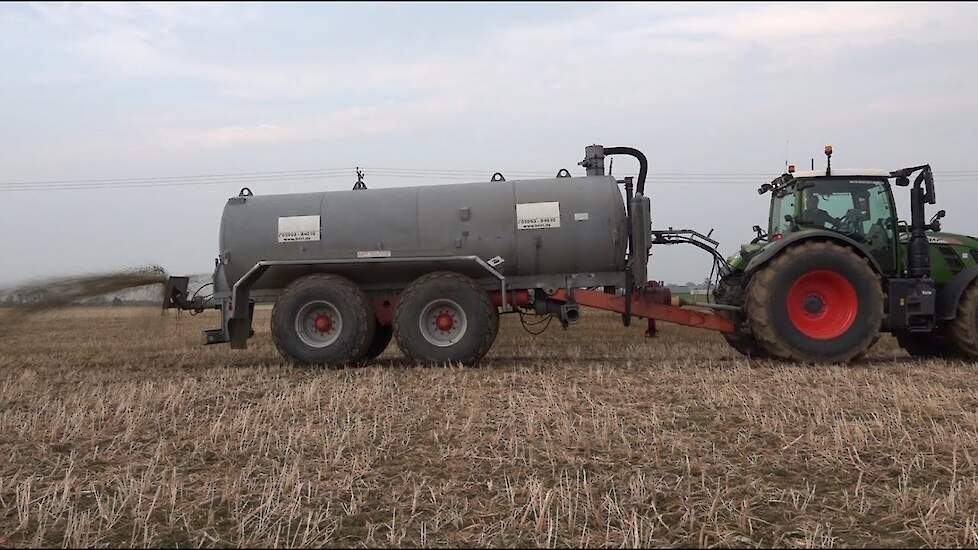 Maïsland boven gronds bemesten met Fendt 724 en Briri Pure Sound Trekkerweb