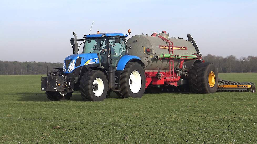 ZODEBEMESTEN MET EEN NEW HOLLAND T 6030 SCHUITEMAKER ROBUSTA VEENHUIS